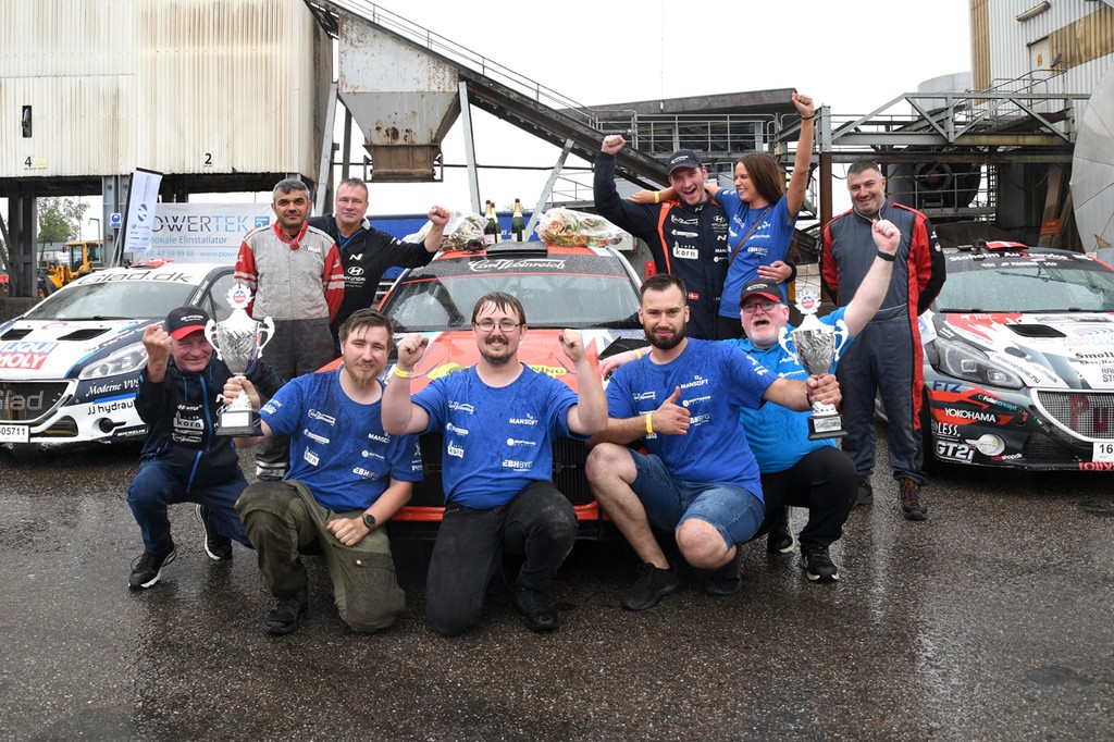 Hele Vallentin Rallysport-teamet efter lørdagens regnvåde sprintopgør i Gammelrand
(Foto: Morten Dam/Specialpressen)